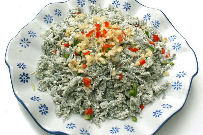 春天来南阳旅游不可错过的季节美食洋槐花蒸菜